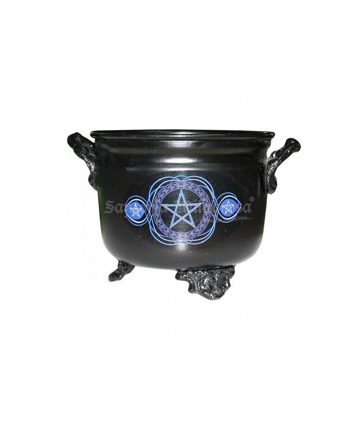 El caldero es un elemento indispensable en todo altar Wicca. Es utilizado como símbolo del vientre de la Diosa Triple, y en él 
