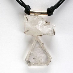 Colgante drusa de cristal de roca junto con una pieza pulida en forma triangular.
La longitud de las piezas es de unos 8 cm. a