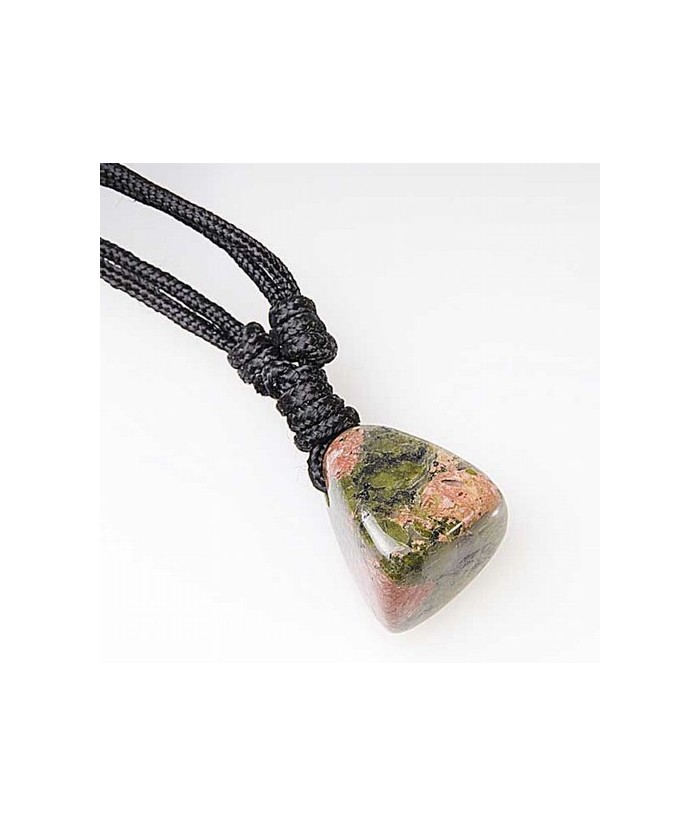 Colgante de Rodada de Unakita de 20 mm. aprox. junto con cordón.
Presentado de forma individual con cartón informativo.