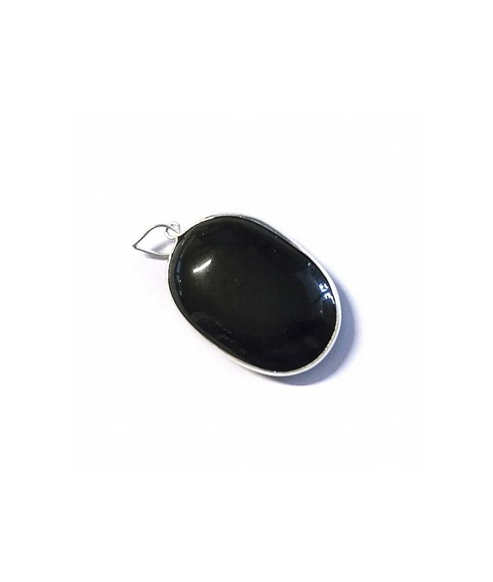 Colgante de Turmalina en forma de óvalo, bordeado y engarzado en plata.