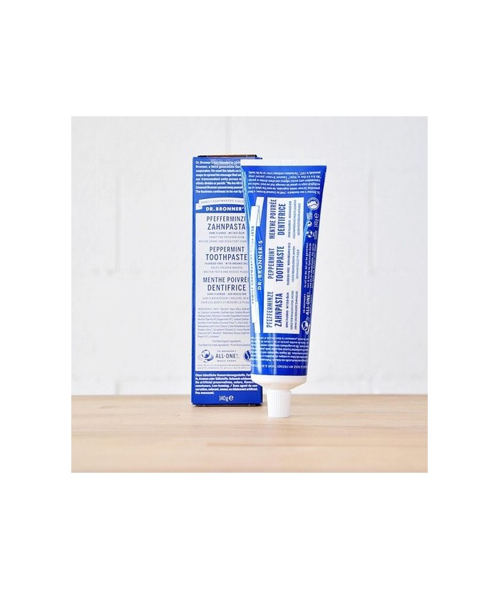 El dentifrico de Dr. Bronners reduce la placa, blanquea los dientes y refresca el aliento.
Hecho con 70 ingredientes orgánico