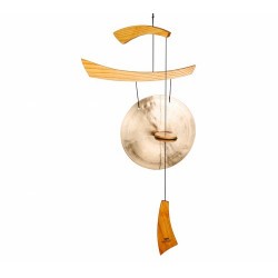 Fabricado artesanalmente siguiendo técnicas tradicionales, este gong tiene un diseño elegante que recuerda trazos de caligrafía