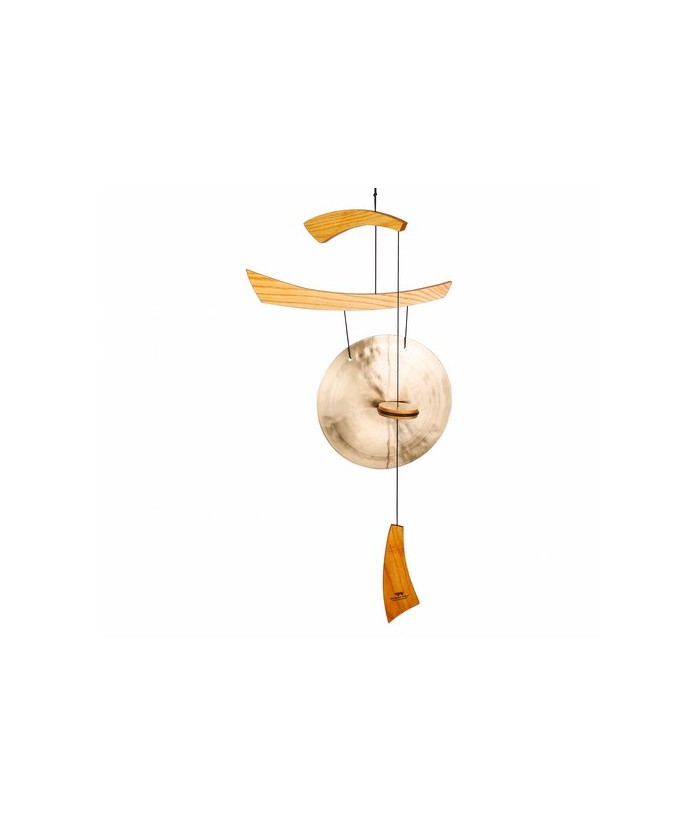 Fabricado artesanalmente siguiendo técnicas tradicionales, este gong tiene un diseño elegante que recuerda trazos de caligrafía
