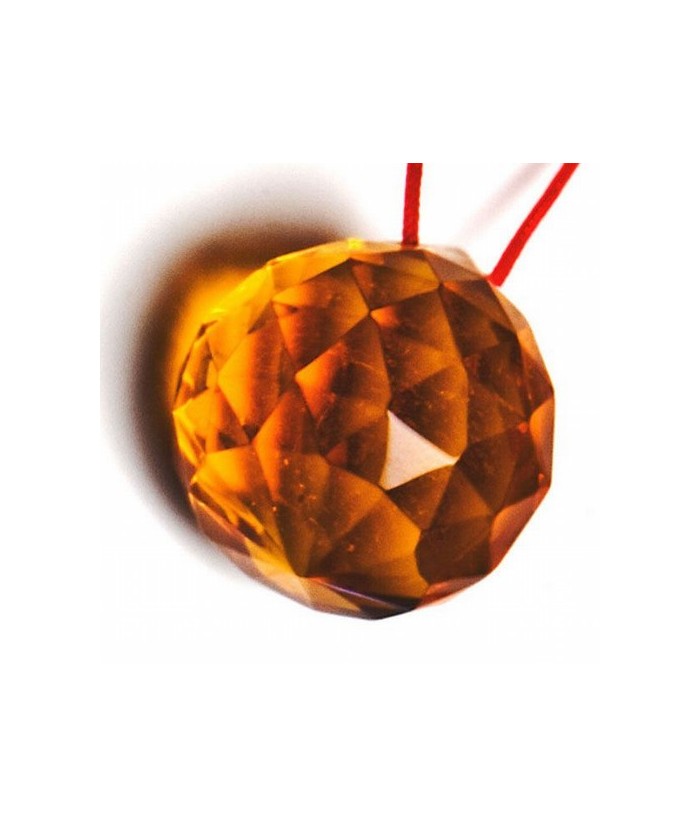 Bola facetada de cristal AMBAR de 30 mm. de diametro.
Engarzada en cordón natural.