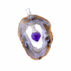 Colgante Geoda de Ágata con Punta de Amatista.

Engarce plateado.

Medida aprox.: 3,5 cm.