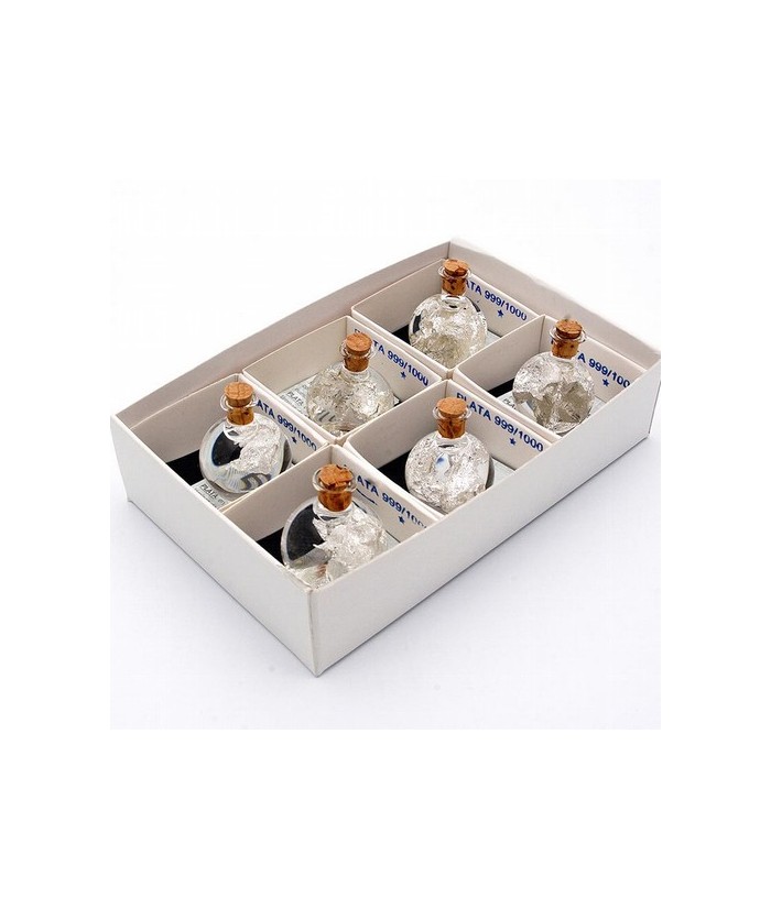 Matraz en vidrio soplado con plata en caja de 4x4cm.
Medida del matraz  : 3X3cm
Medida caja : 12x12cm