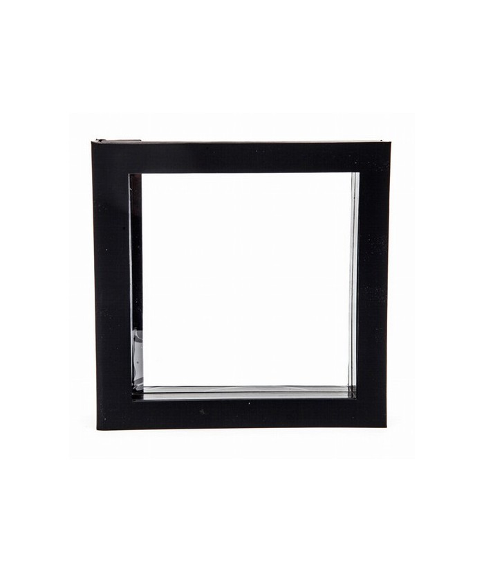 Caja Expositor con cierre lateral imantado.
Exterior madera forrada en negro y parte central de silicona transparente.
Medida