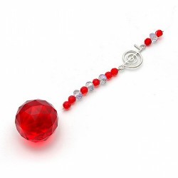 Bola de feng-shui, color rojo de 30 mm. de diámetro con abalorios de cristal y símbolo chukurei metálico.

