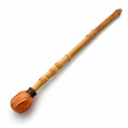 Maza para percusión en bambú, bola forrada de piel y terminación trasera con punta de cristal.