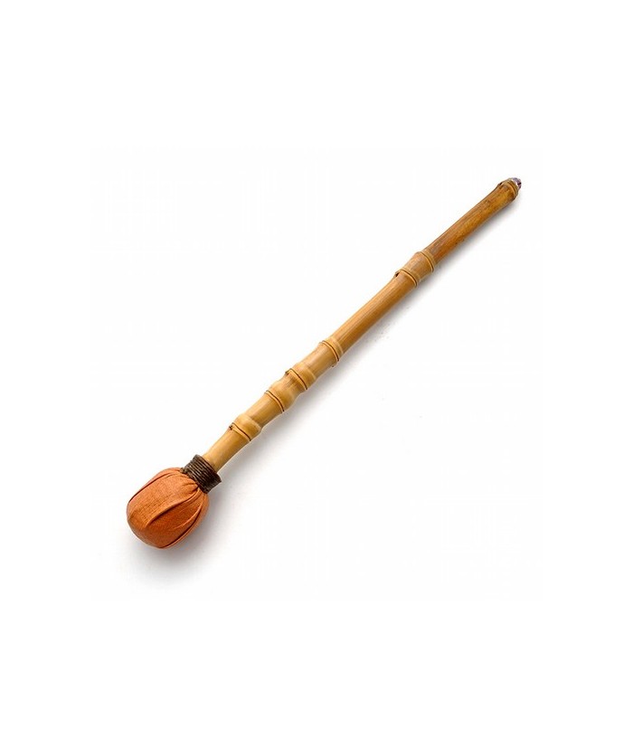 Maza para percusión en bambú, bola forrada de piel y terminación trasera con punta de cristal.