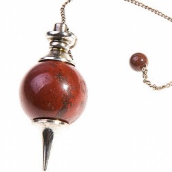 Péndulo bola de Jaspe Rojo de 20 mm.
Con cadena de 200 mm. y terminación de acero.
Presentado en estuche de cartón que contie