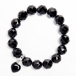 Pulsera hecha de cuentas facetadas de ágata negra (12 mm), terminada con un colgante de ágata negra en forma de corazón.

Her