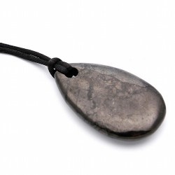 Colgante Shungita forma lágrima.
Medida: 30 x 50 x 3mm.
Incluye cordón.