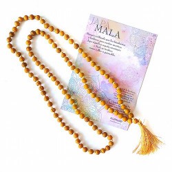 Mala de cúrcuma natural .

Medida bola : 7mm

Compuesto por 108 bolas.

Incluye tarjetón de diseño exclusivo.

Un mala 