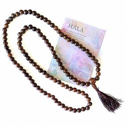 Mala de cascara de coco natural

Compuesto por 108 bolas.

Medida bola : 10mm 

Incluye tarjetón de diseño exclusivo.

