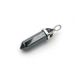 Colgante de hematite en forma punta biterminada.

Engarzado en acero 

Medida: 3 cm.