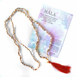 Mala de semillas de Tulsi (Albahaca Sagrada).

Medida semillas : 5x7mm

Compuesto por 108 cuentas.

Largo: 50cm

Incluy