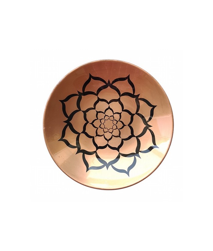 Plato de cobre con dibujo interior grabado.Tiene diversas utilizaciones,decorativo, e incluso como quemador de carbones aromati