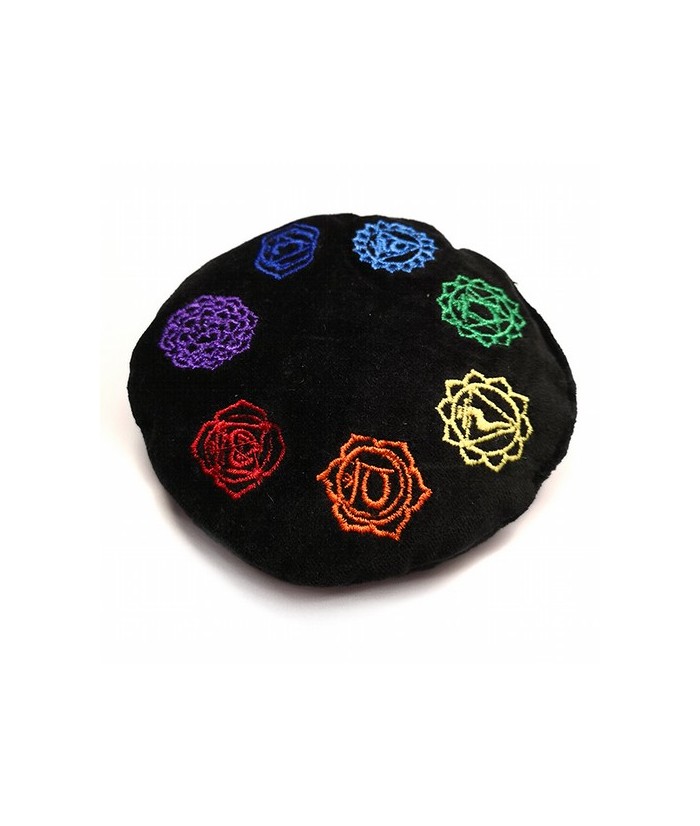 Pequeño cojín de tercipelo y bordado con símbolos de los 7 chakras.

Relleno: Trigo

Tamaño 12cm Grosor 3cm