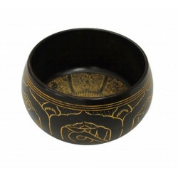 Cuenco tibetano de aluminio pintados con caracteres tibetanos. 
Medida 13.5 X 8.5CM.
Incluye bastón de madera.
El color y el
