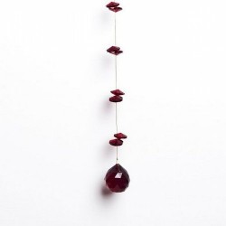 Tira de feng shui con bola de 30mm en cristal roja acompañada de pequeños petalos.

En el feng Shui, las bolas de cristal se 