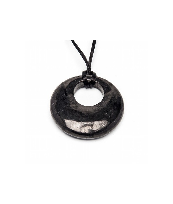 Colgante de  shungita pulida en forma redonda.

Medida: 4.5cm

Medida agujero:2cm
Se presenta con cordón de seda negro y c