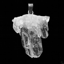 Colgante cristal de roca en forma de drusa.

Engarce plateado
Medida : 2,5 cm áproximadamente