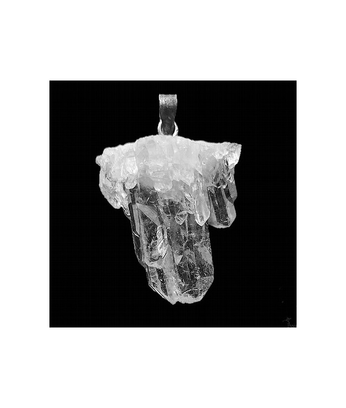 Colgante cristal de roca en forma de drusa.

Engarce plateado
Medida : 2,5 cm áproximadamente