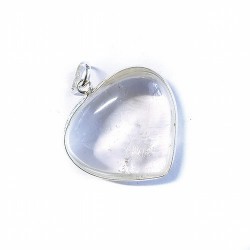 Colgante de Cristal de Roca en forma de corazón, bordeado y engarzado en plata.