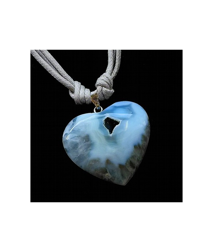 Colgante corazon en ágata natural, la pieza mide unos 30 mm. aprox. de largo.
Engarce en plata.
