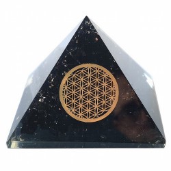 Piramide de orgonita con Turmalina en piedra chip con el símbolo en dorado de la flor de la vida.

Medida: 8 x 8 x 6 cm.