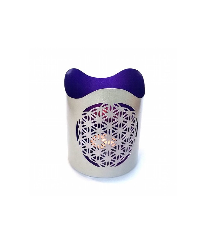 Portavelas metálico.

Medida: Ø10 cm. x 12 cm. alto

Color interior: Lila

Color Exterior: Plateado