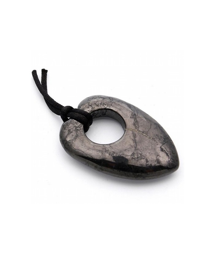 Colgante de shungita en forma de corazón.

Incluye cordón de hilo de seda negro y cartón explicativo.

Medida del colgante: