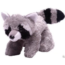 Lindo y fácil de abrazar, este juguete de peluche suave Hug'em Raccoon de 7 pulgadas de largo está muy detallado usando las tel