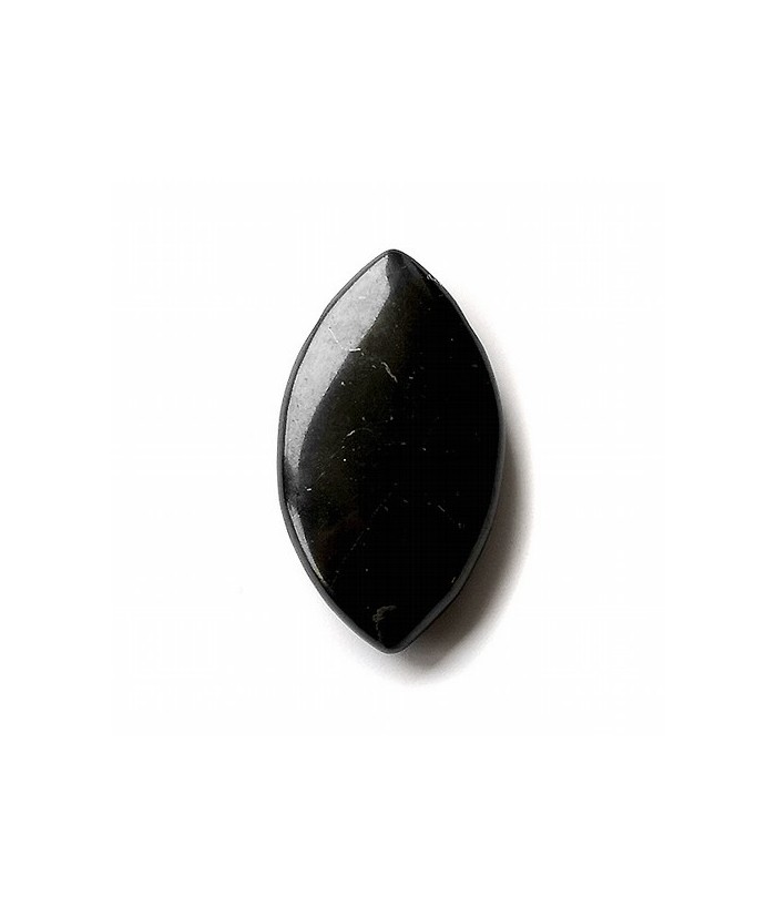 Colgante de shungita en forma de hoja.

Incluye cordón de seda negro 

Medida: 45x30mm

Medida del cordón: 60cms