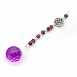 Bola de feng-shui, color lila de 30 mm. de diámetro con abalorios de cristal y símbolo de la flor de la vida metálico.

 

