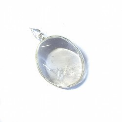 Colgante de Cristal de Roca en forma oval, bordeado y engarzado en plata.

Tamaño: 30x25mm aprox.