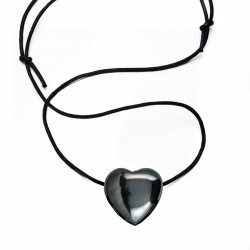 Colgante Corazón de Hematite perforado, con Hilo encerado de cuero.
Medidas: 30x30x7 mm