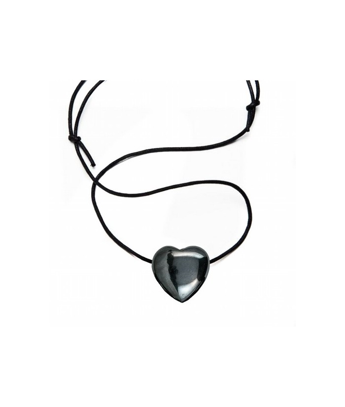 Colgante Corazón de Hematite perforado, con Hilo encerado de cuero.
Medidas: 30x30x7 mm