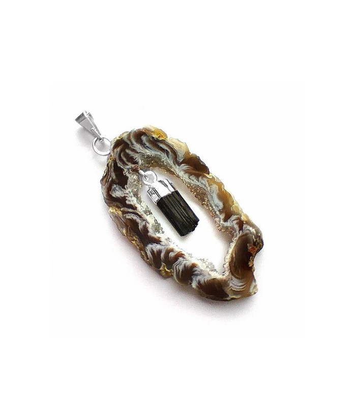 Colgante Geoda de Ágata con Punta de Turmalina.

Engarce baño de plata.

Medida aprox.: 4,5 cm.