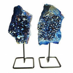 Drusas de amatista azul metalizado en pie metálico.

Altura total: 14 cm. aprox.

Peso de las piezas: 300g aprox.