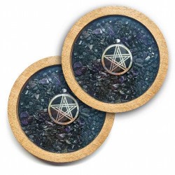 Set de 2 posavasos de madera con sobre de cristal con símbolo del Pentáculo y minerales de Turmalina Negra y Amatista.

Tamañ
