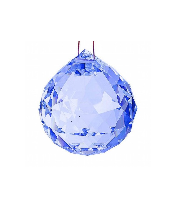 Bola facetada de cristal AZUL de 20 mm. de diametro.
Engarzada en hilo rojo.

En el feng Shui, las bolas de cristal se utili