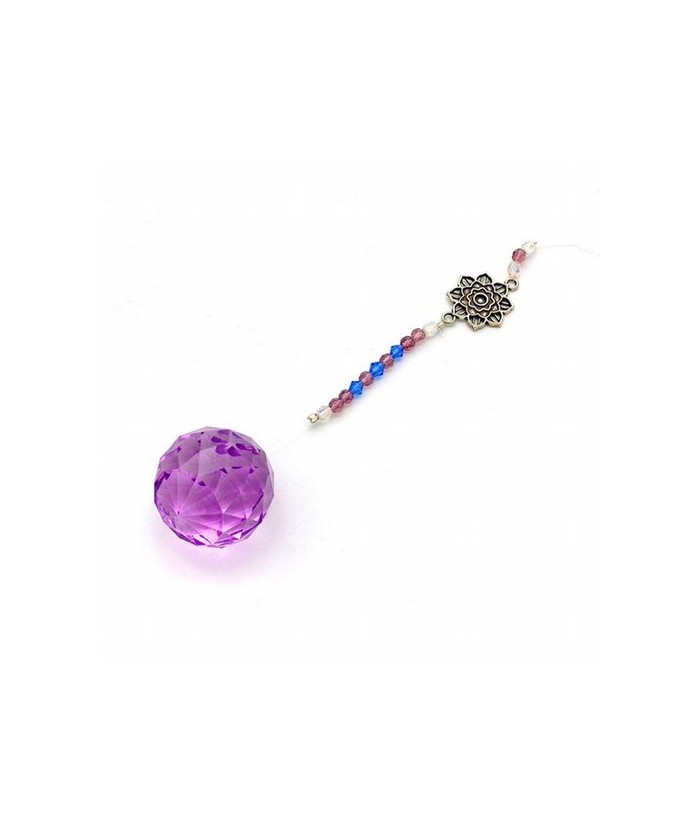 Bola de feng-shui, color malva de 30 mm. de diámetro con abalorios de cristal y símbolo de la flor de loto metálico.

 

En