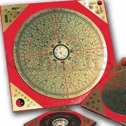 Brújula para feng shui de madera.

Medidas: 15 cm. x 15 cm.

Su nombre en la cultura china es conocido como Luopan. Es un i