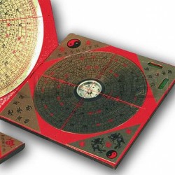 Brújula para feng shui de madera.

Medidas: 11 cm. x 11 cm.

Su nombre en la cultura china es conocido como Luopan. Es un i