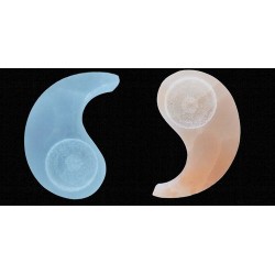 Portavelas de Selenita (2 piezas) con la forma del símbolo Ying Yang.

Tamaño: cada portavelas por separado tiene una medida 