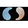 Portavelas de Selenita (2 piezas) con la forma del símbolo Ying Yang.

Tamaño: cada portavelas por separado tiene una medida 
