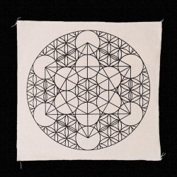 Tapete 100% de algodón natural con motivo Metatron + Flor de la Vida.

Medida: 30 x 30 cm