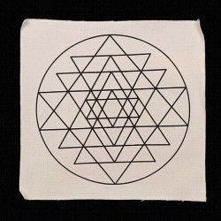 Tapete 100% de algodón natural con motivo Sri Yantra.

Medida: 30 x 30 cm